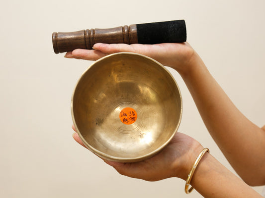 Small Tara Singing Bowl - Base Note D#4 (316 Hz)
