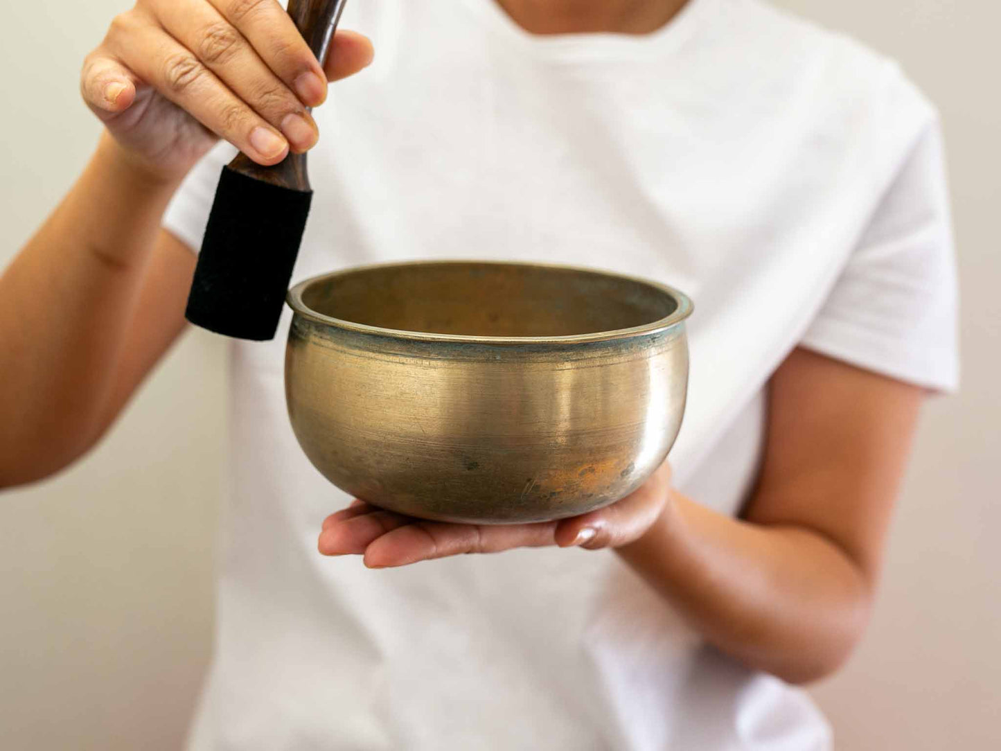 Unusual Singing Bowl D4 300 Hz