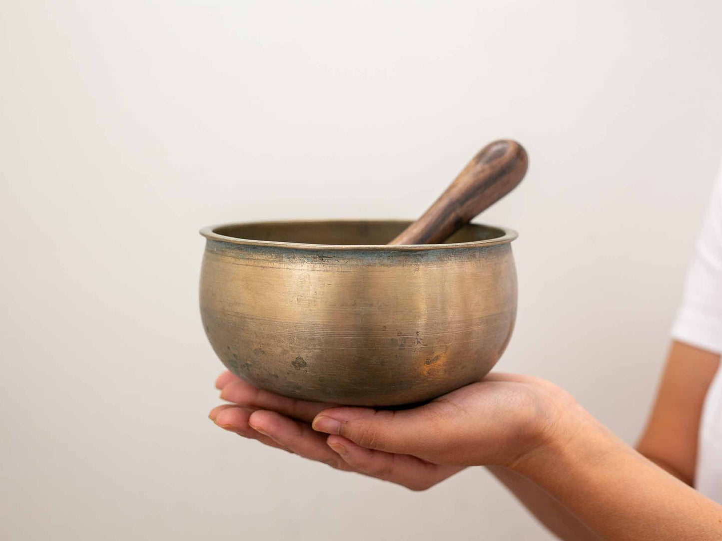 Unusual Singing Bowl D4 300 Hz