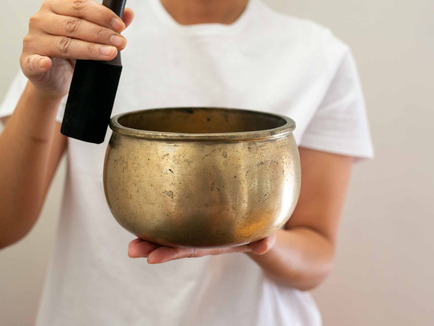 Unusual Singing Bowl F#4 371 Hz