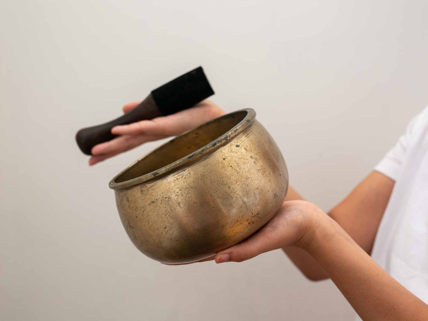 Unusual Singing Bowl F#4 371 Hz