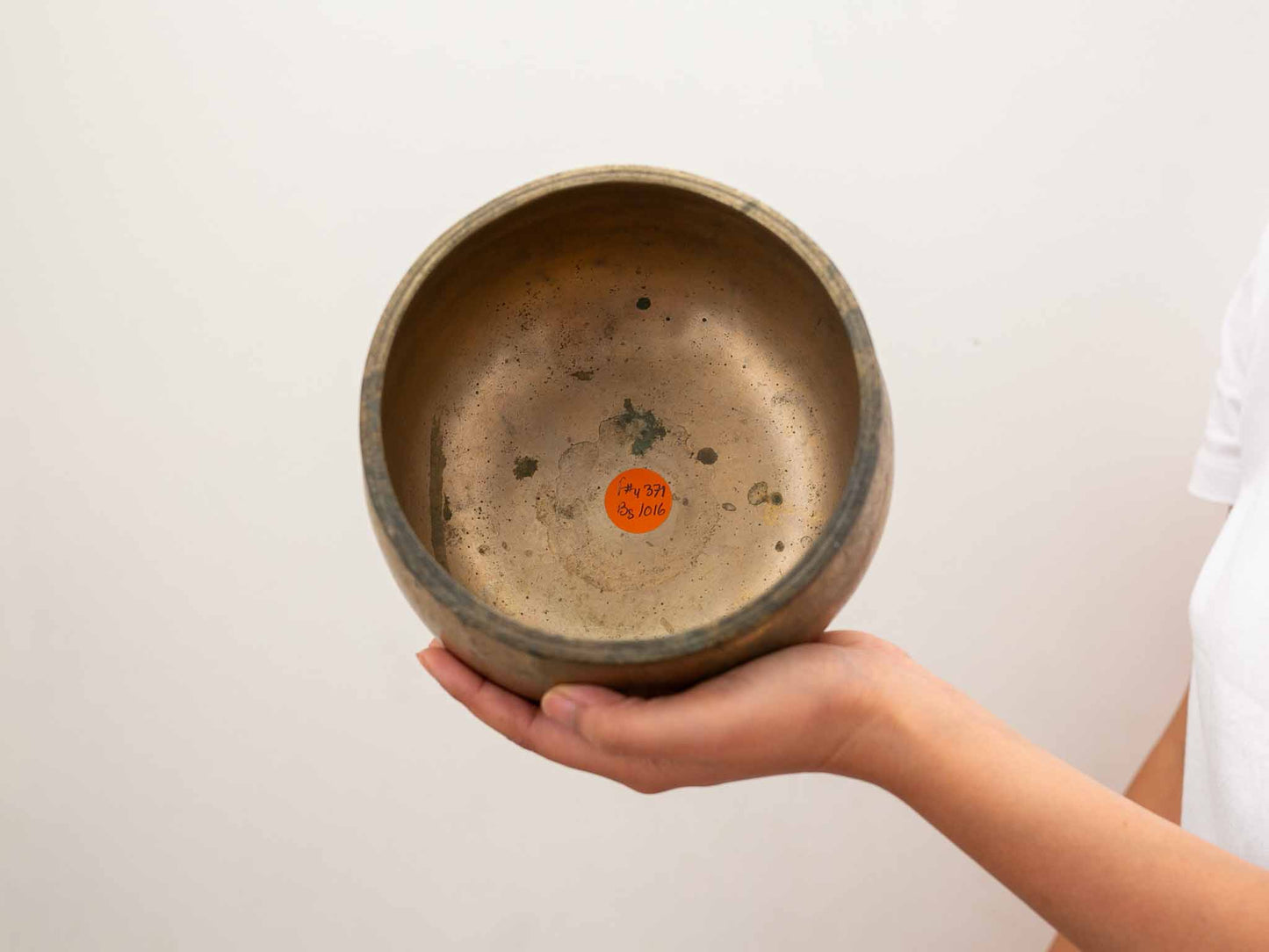 Unusual Singing Bowl F#4 371 Hz
