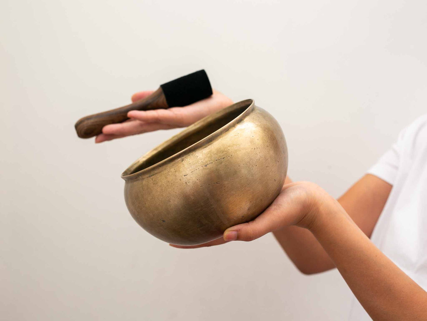 Unusual Singing Bowl D#4 311 Hz