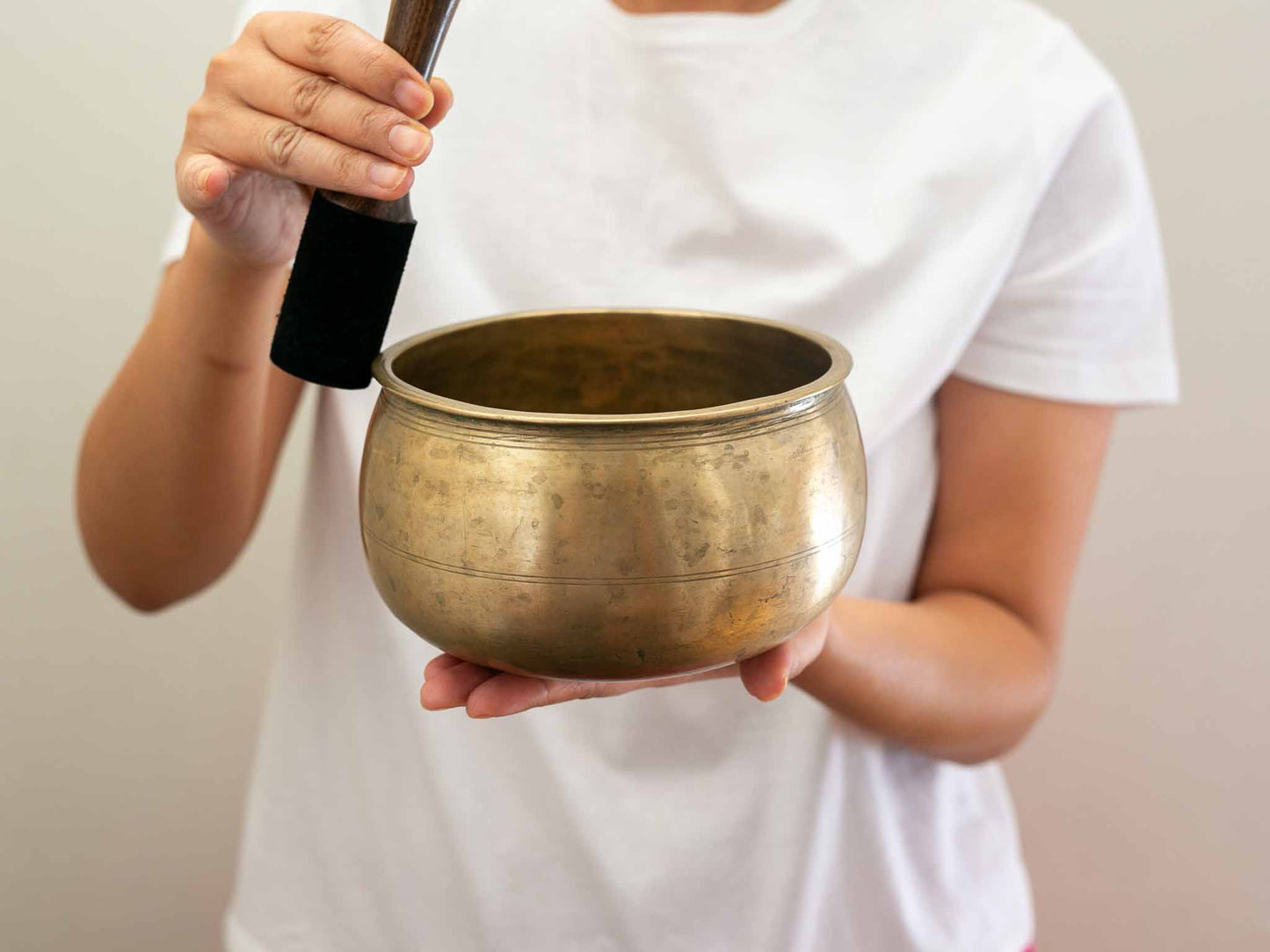Unusual Singing Bowl G4 383 Hz
