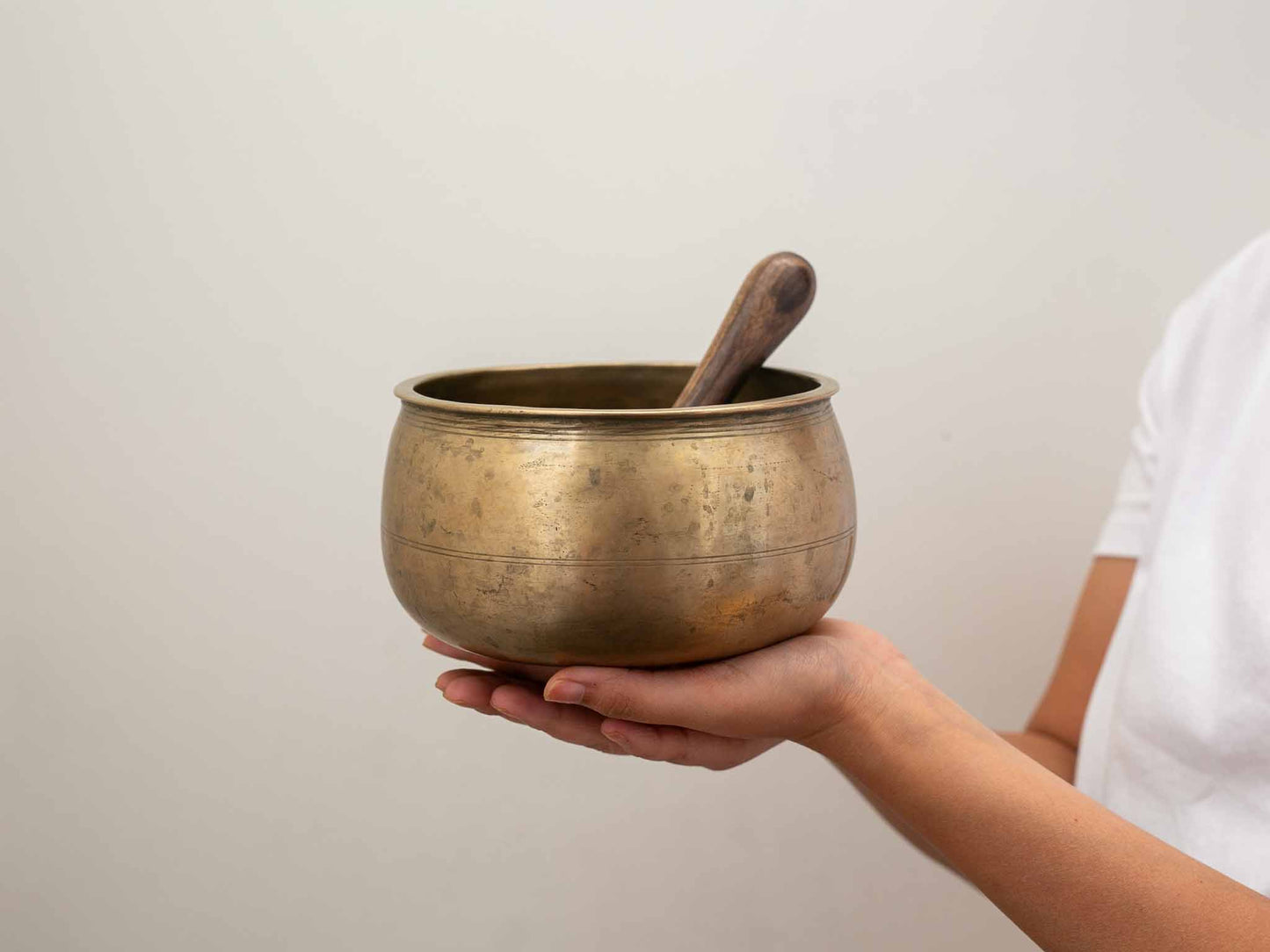 Unusual Singing Bowl G4 383 Hz