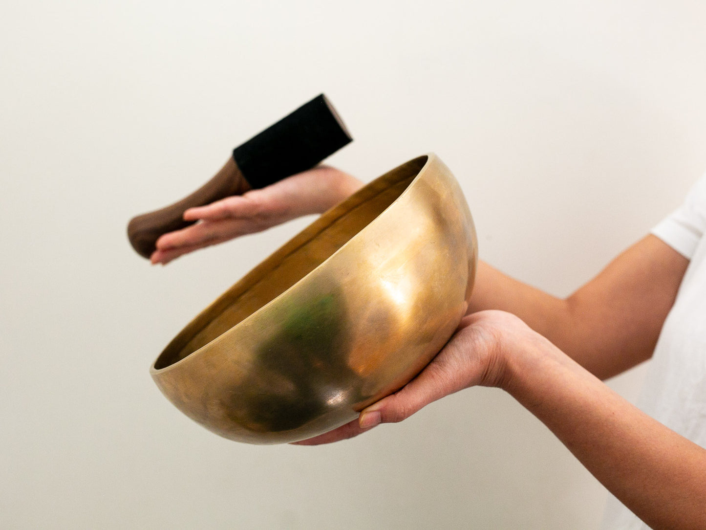 Hand Hammered Singing Bowl - Base Note E3 167Hz