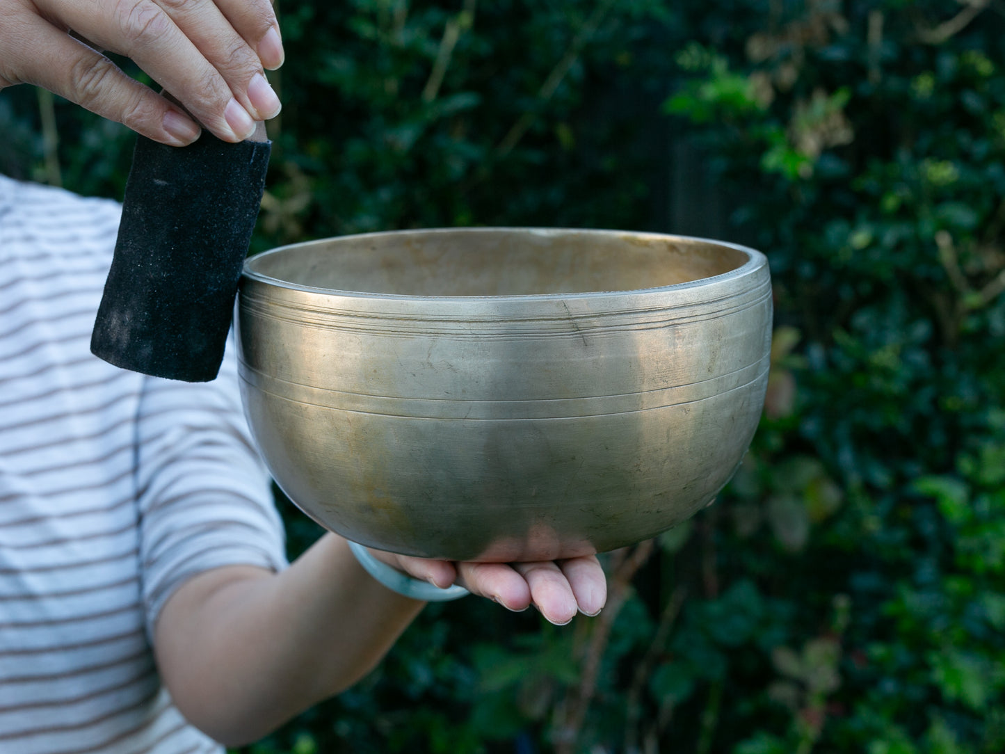 Lingam Singing Bowl - D4 290 Hz