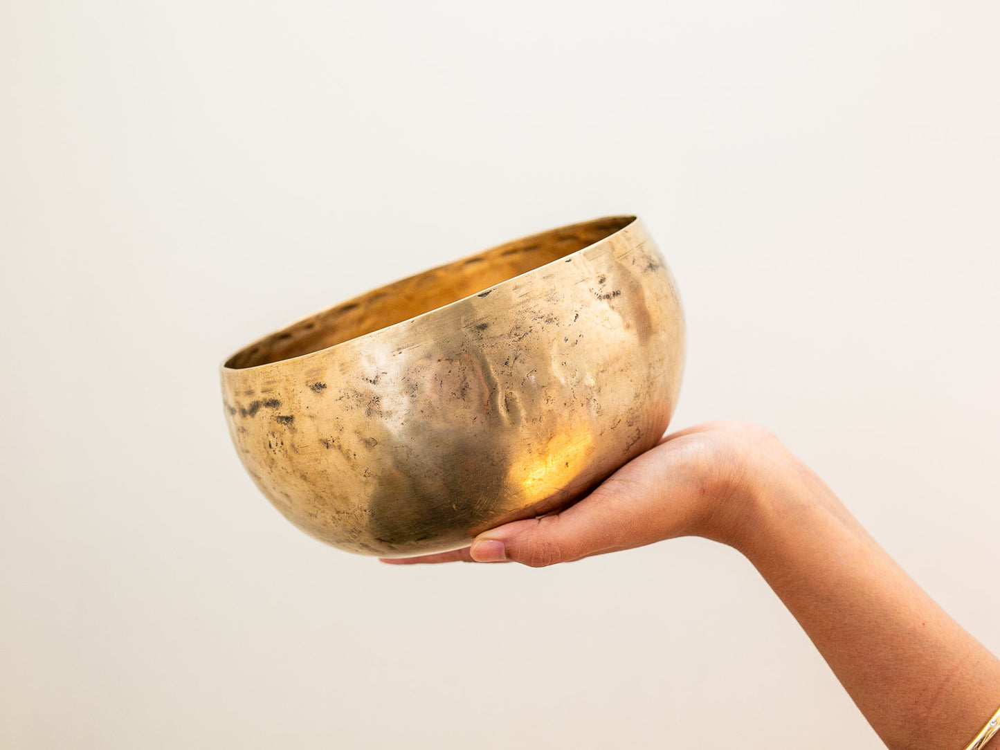 Tara Singing Bowl - Base Note C#3 (136 Hz)