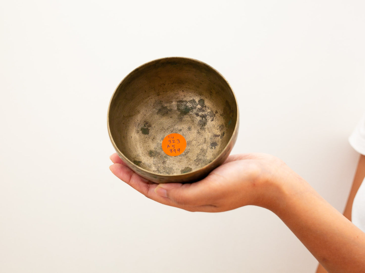 Small Tara Singing Bowl - Base Note E4 (323 Hz)