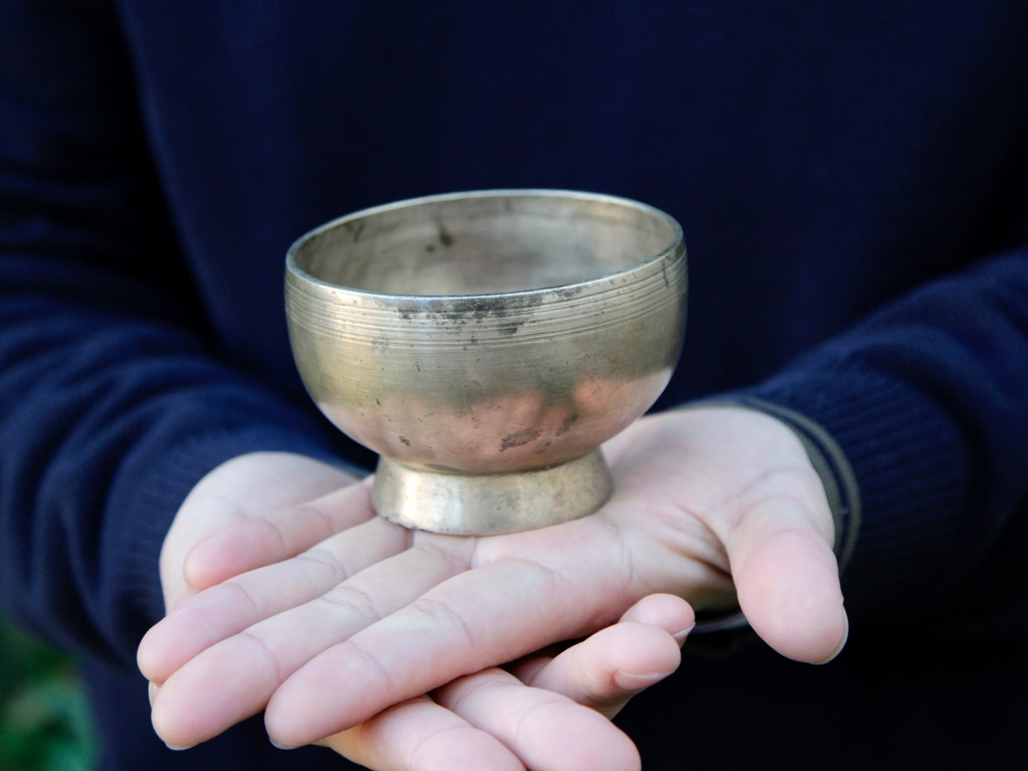 Small Pedestal Singing Bowl - Base Note D5 (581 Hz)