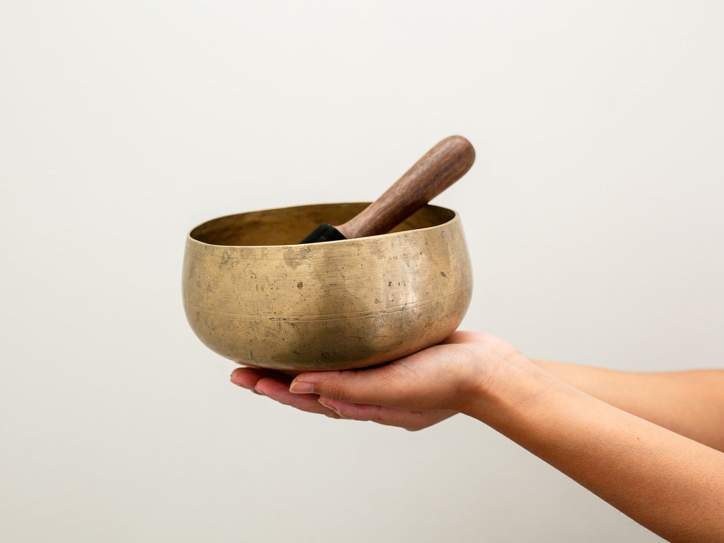 Remuna Singing Bowl - Base note F#3 (179 Hz)