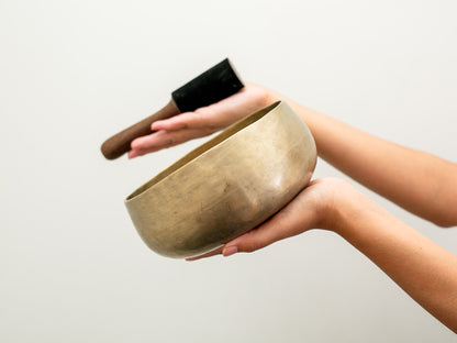 Remuna Singing Bowl - Base note F#3 (184 Hz)