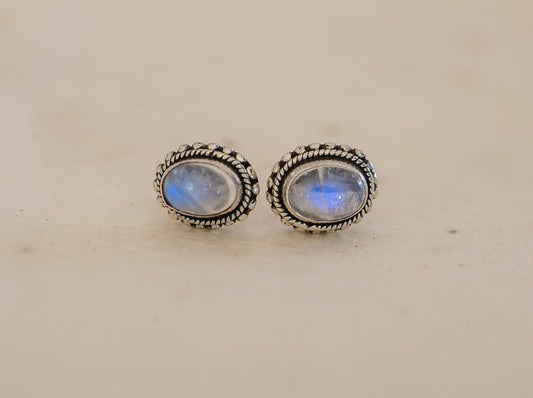 Moonstone and sterling silver earring
