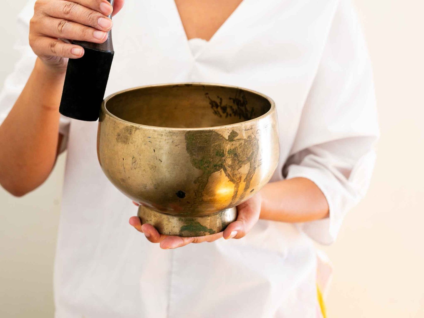 Pedestal Singing Bowl - Base Note C#4 280 Hz