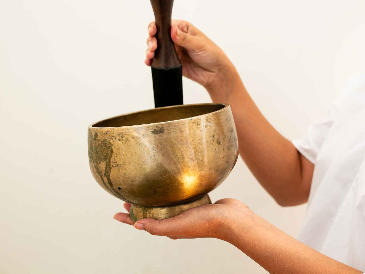 Pedestal Singing Bowl - Base Note C#4 280 Hz