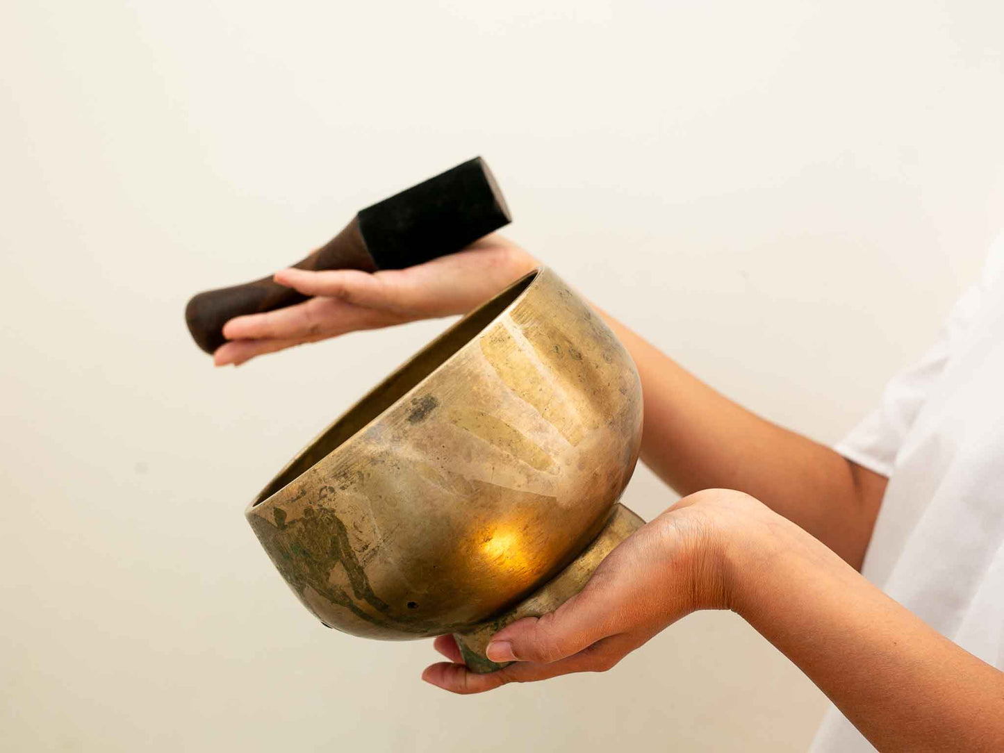 Pedestal Singing Bowl - Base Note C#4 280 Hz