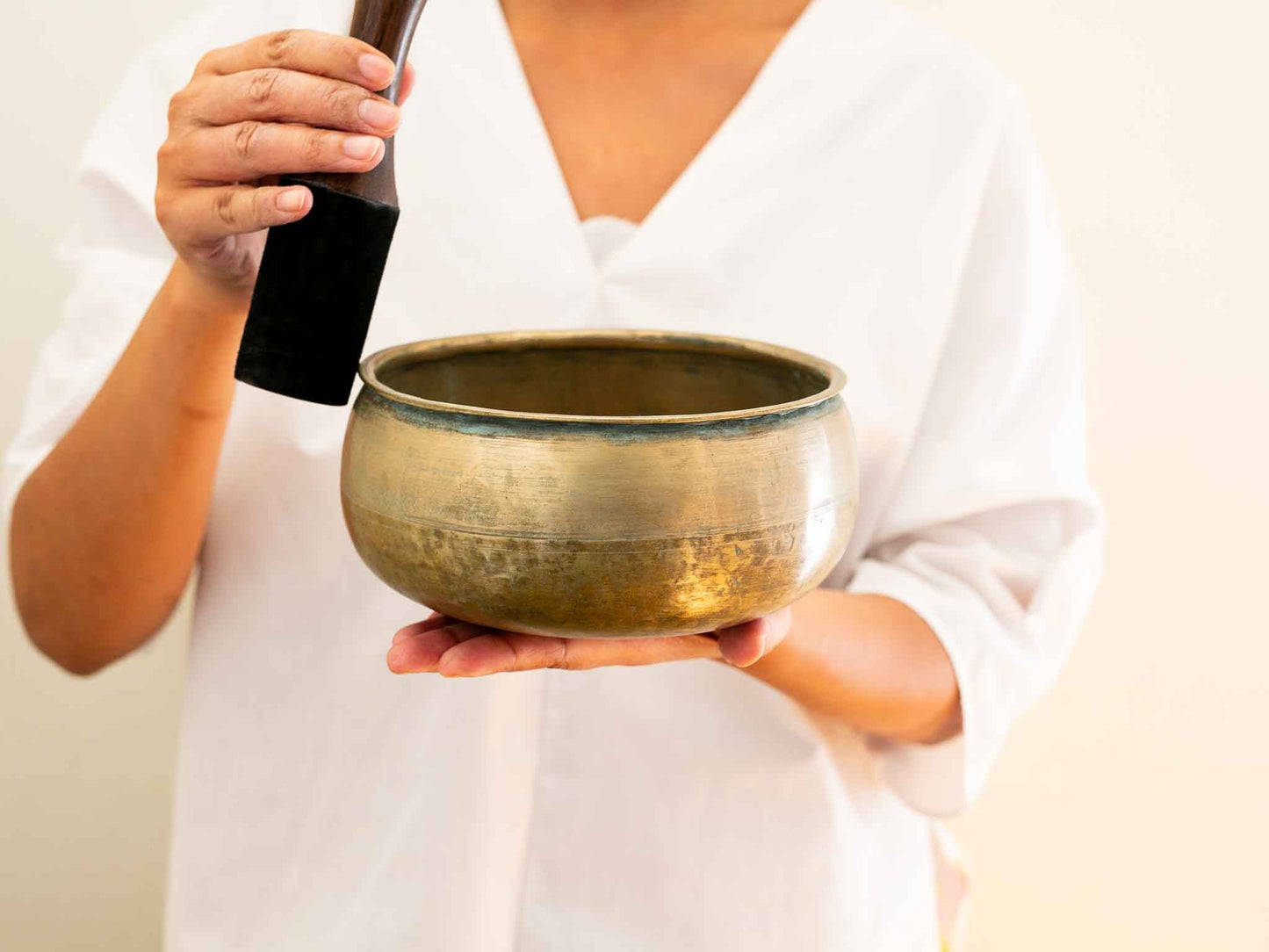 Unusual Singing Bowl D#4 317 Hz