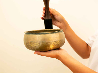 Unusual Singing Bowl D#4 317 Hz