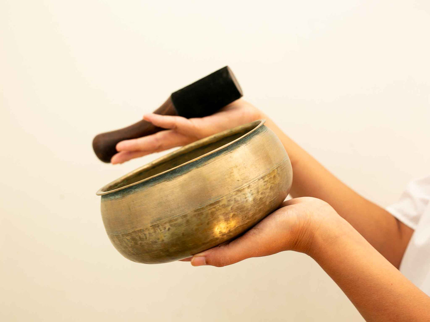 Unusual Singing Bowl D#4 317 Hz