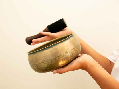 Unusual Singing Bowl D#4 317 Hz