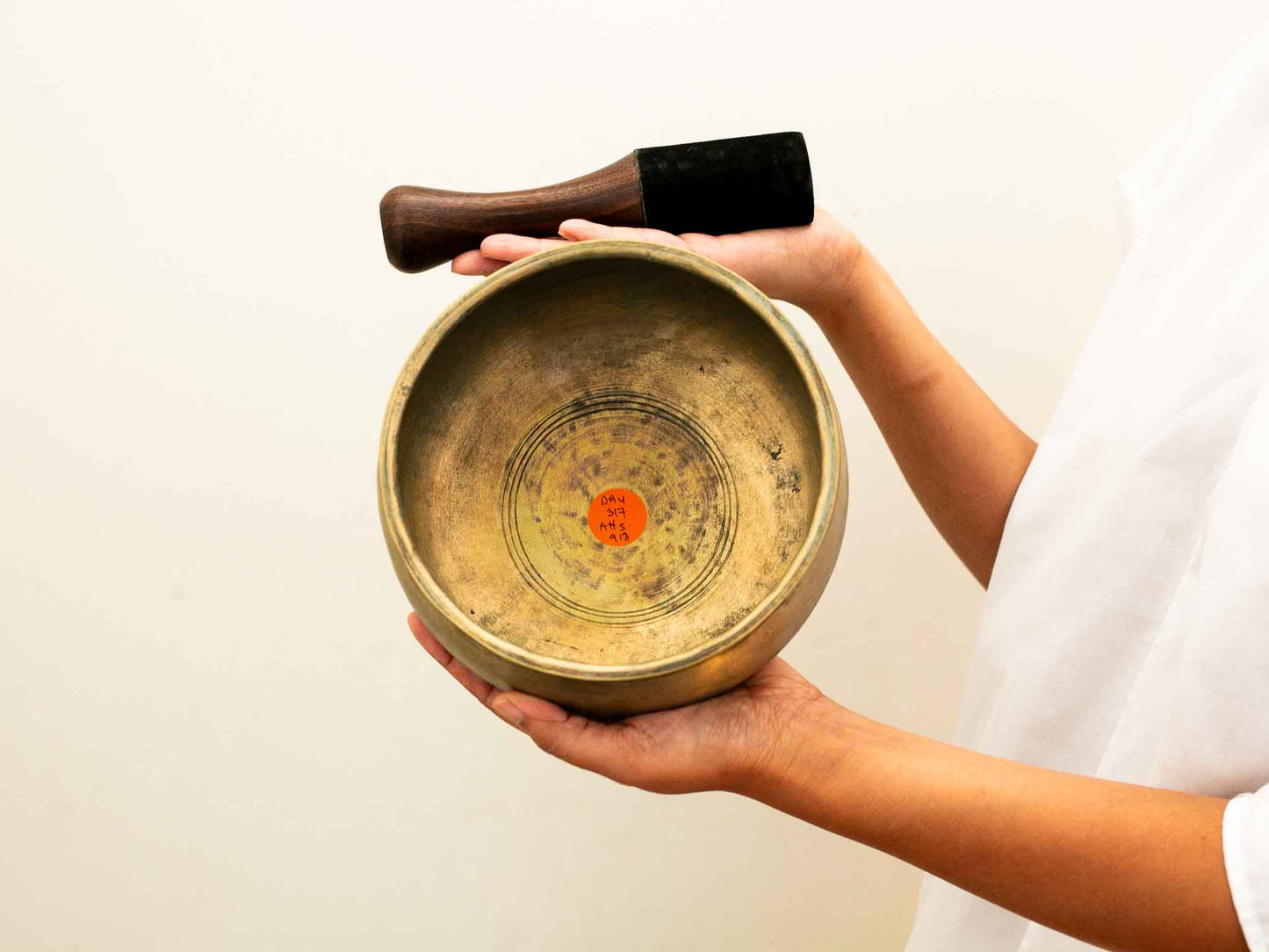 Unusual Singing Bowl D#4 317 Hz