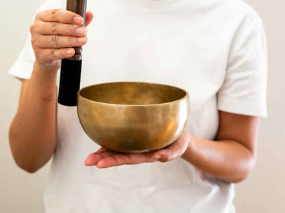 Hand Hammered Singing Bowl - Base Note E4 324