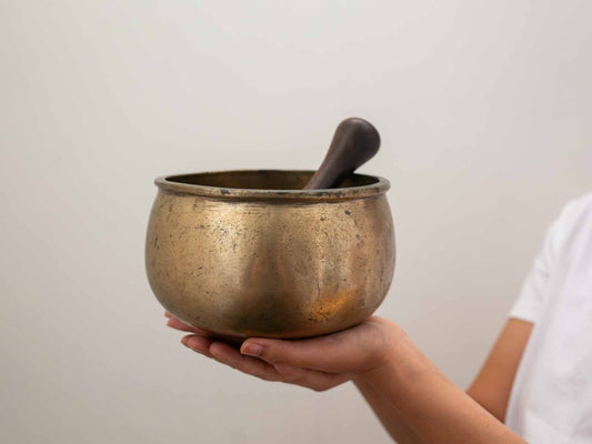 Unusual Singing Bowl F#4 371 Hz