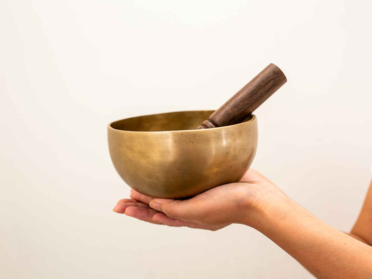 Hand Hammered Singing Bowl - Base Note E4 324