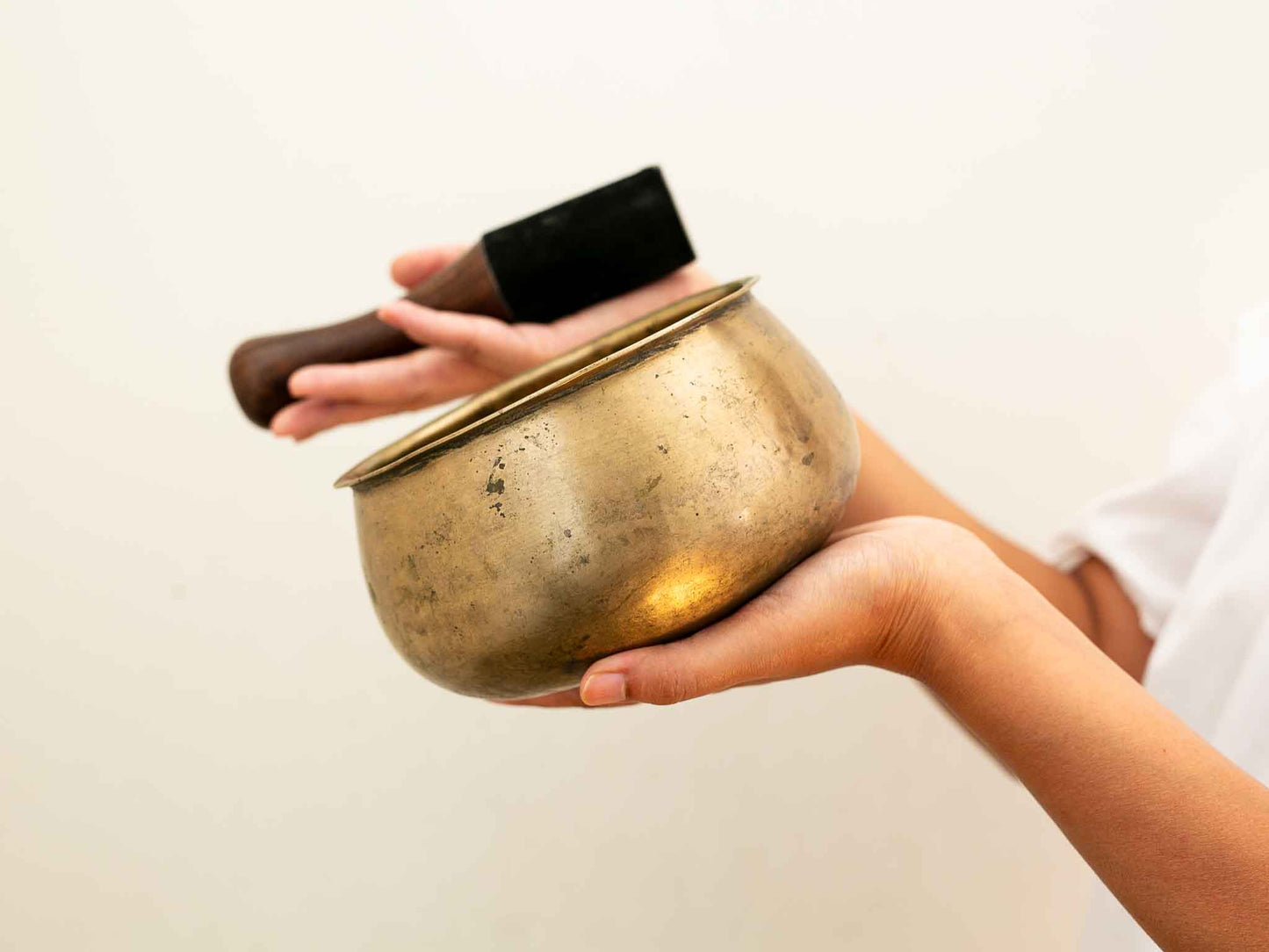 Unusual Singing Bowl A3 433 Hz