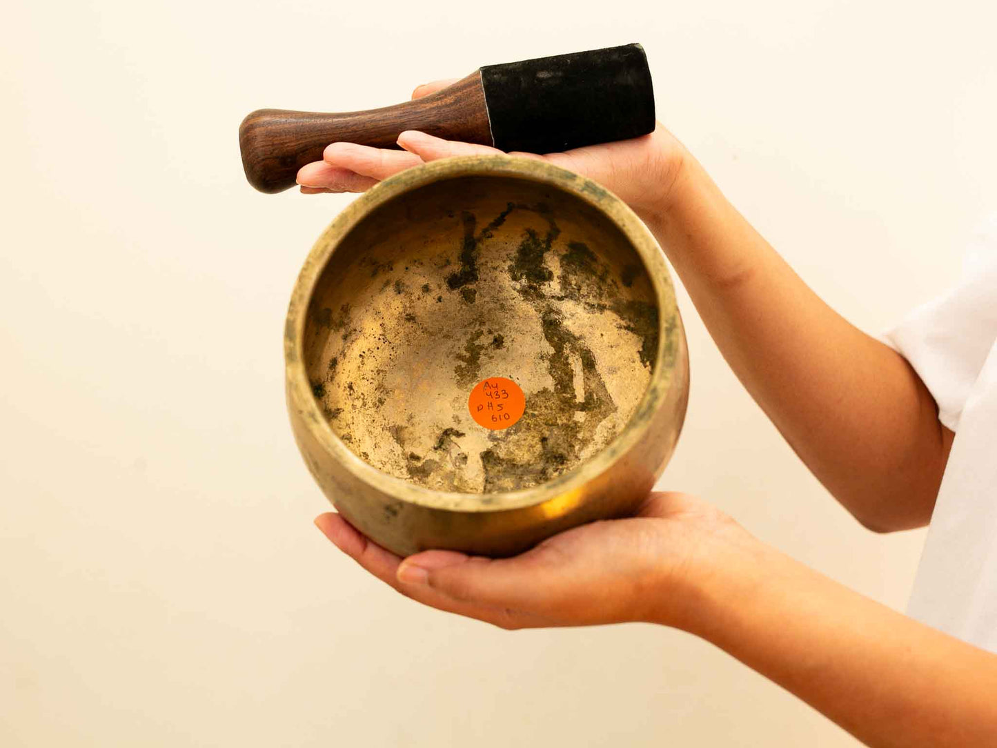 Unusual Singing Bowl A3 433 Hz