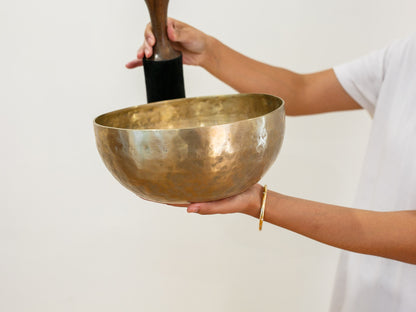 Medium Serenity Tibetan Singing Bowl - E2 80 Hz