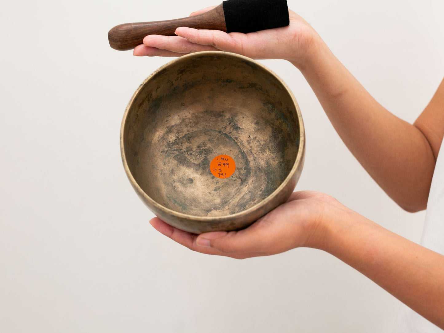 Tara Singing Bowl (thick rim) - Base Note C#4 (279 Hz)