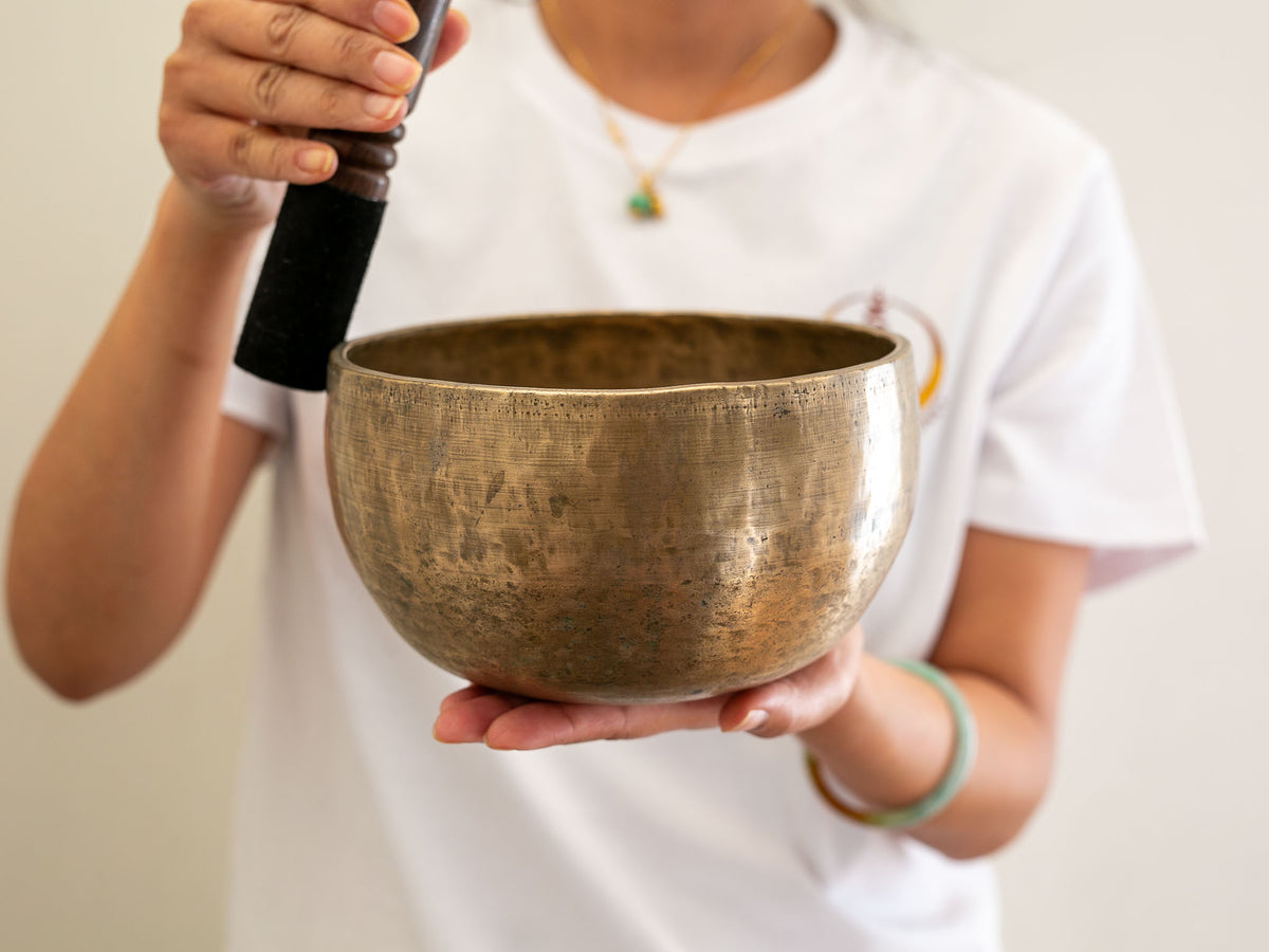 Tara Singing Bowl (thick rim) - Base Note C#4 (271Hz)