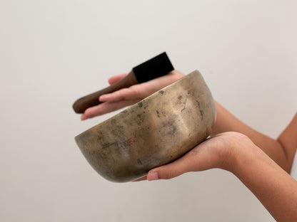 Tara Singing Bowl (thick rim) - Base Note G#3 (205 Hz)