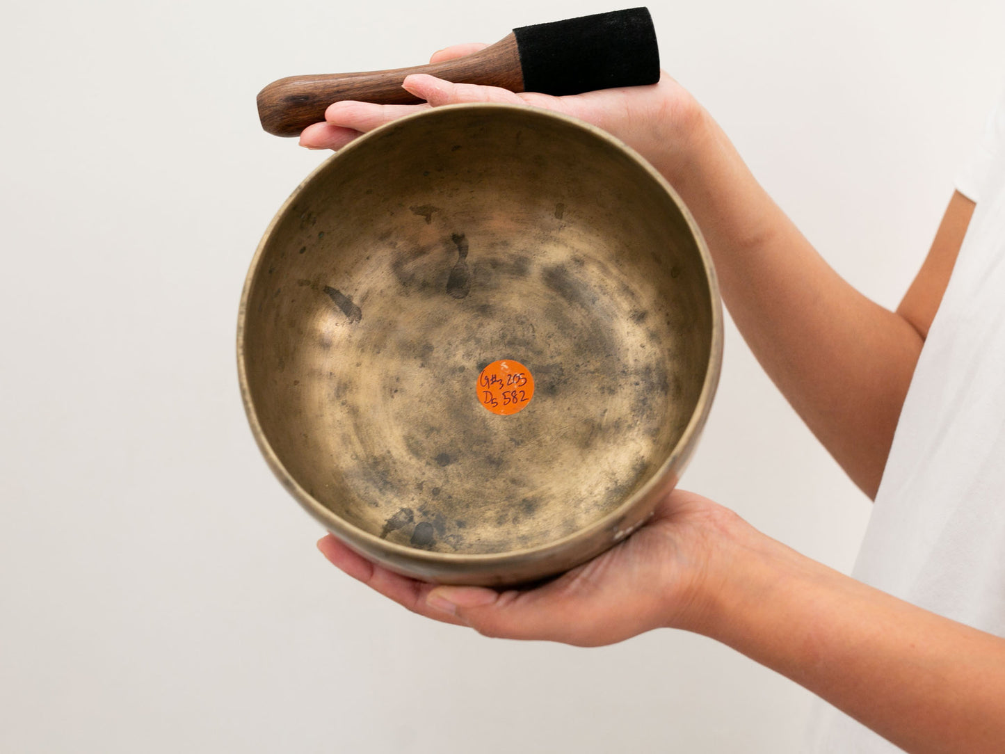Tara Singing Bowl (thick rim) - Base Note G#3 (205 Hz)