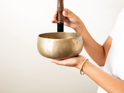 Remuna Singing Bowl - F3 (178 Hz)