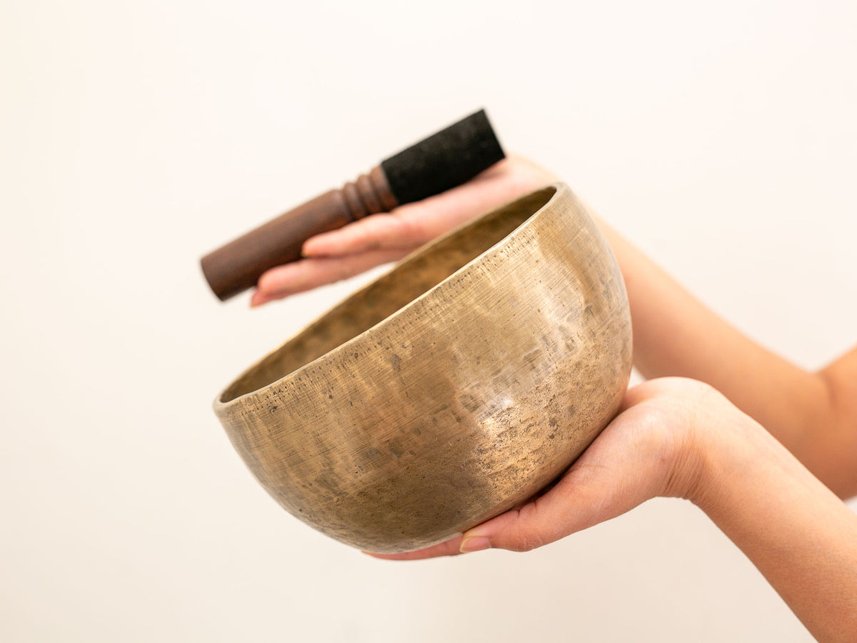 Tara Singing Bowl (thick rim) - Base Note C#4 (271Hz)