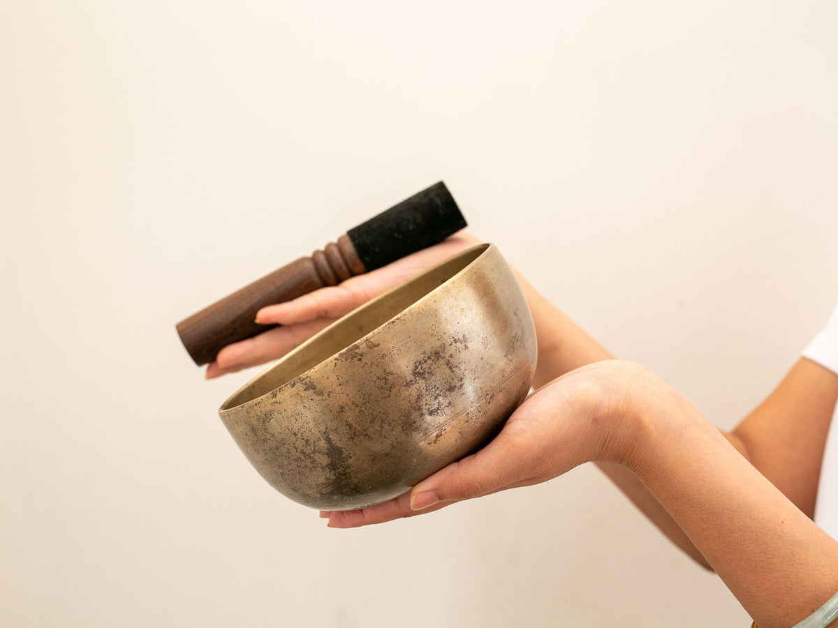 Tara Singing Bowl (thick rim) - Base Note C4 (260 Hz)
