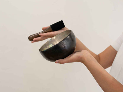 Silver Moon Singing Bowl - Base Note D4 (290 Hz)