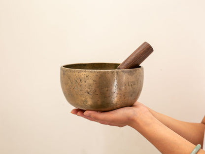 Tara Singing Bowl (thick rim) - Base Note B3 (253 Hz)