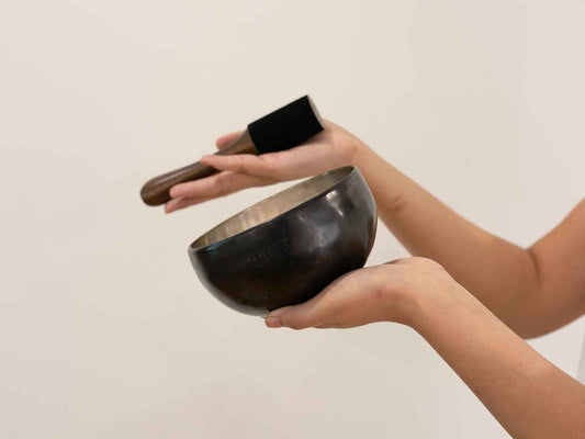 Silver Moon Singing Bowl - Base Note E4 (337 Hz)