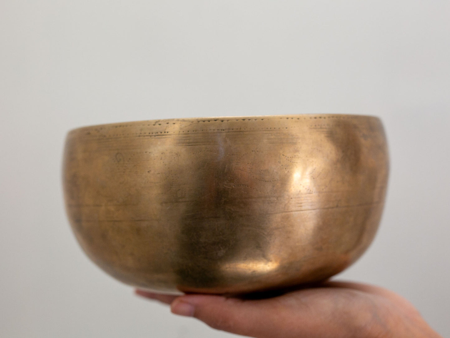 Tara Singing Bowl (thick rim) - Base Note G3 (196 Hz)
