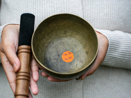 Small Old 'Tara' Singing Bowl - Base Note C#4 (280 Hz)