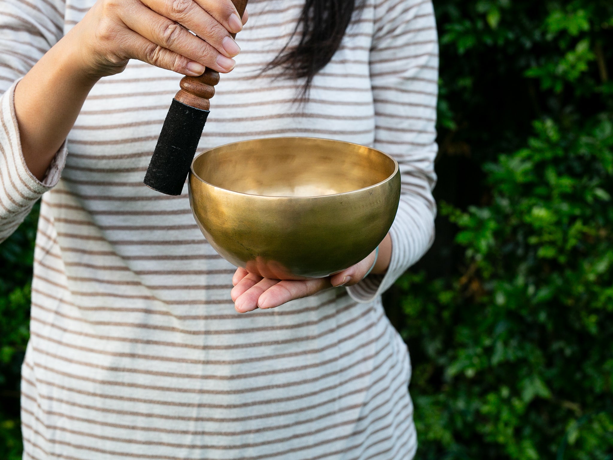 AQM Frosted Quartz Crucible Singing Bowl, 159 Hz Note D#3, Model AQM-40, MPN CGE-0045D, Open Box, Made In China