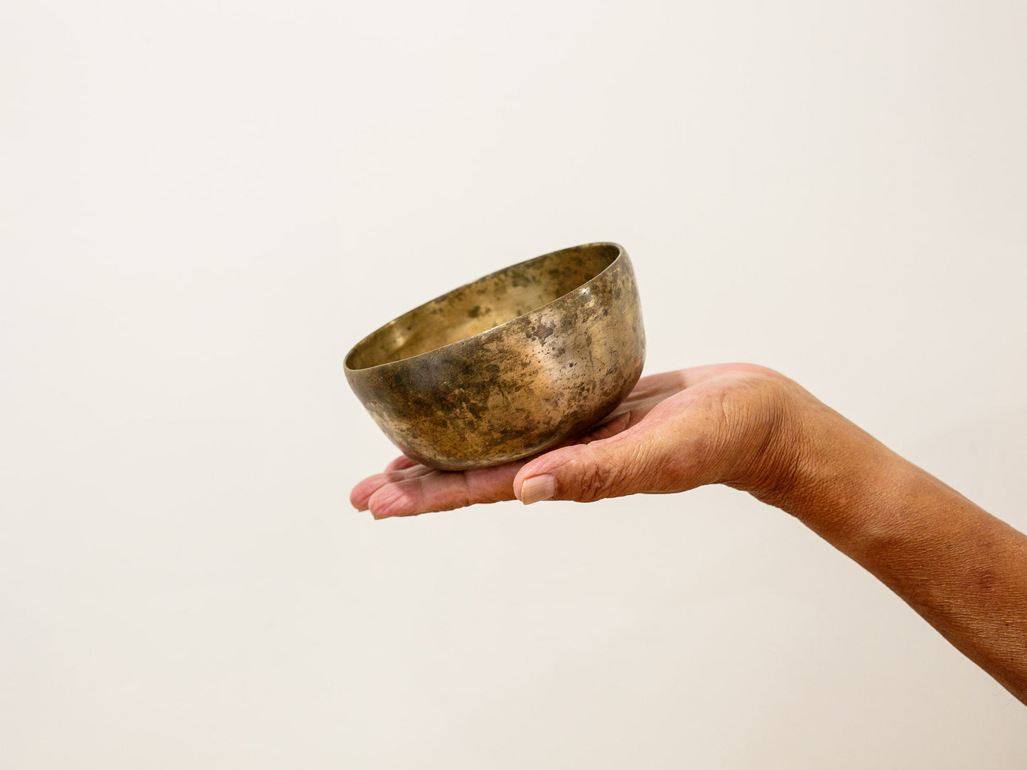 Small Tara Singing Bowl - Base Note D4 (299 Hz)