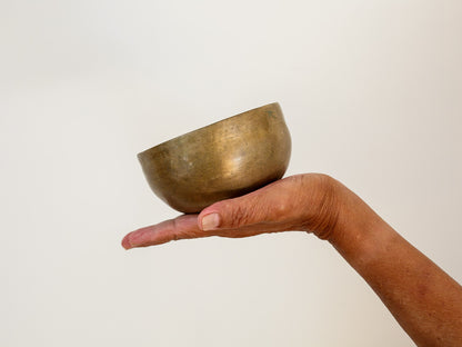 Small Tara Singing Bowl - Base Note E4 (323 Hz)