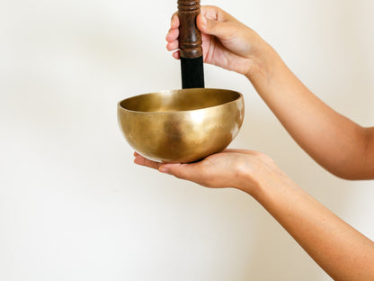 Small Contemporary Flow Singing Bowl - Base note E4 (320 Hz)