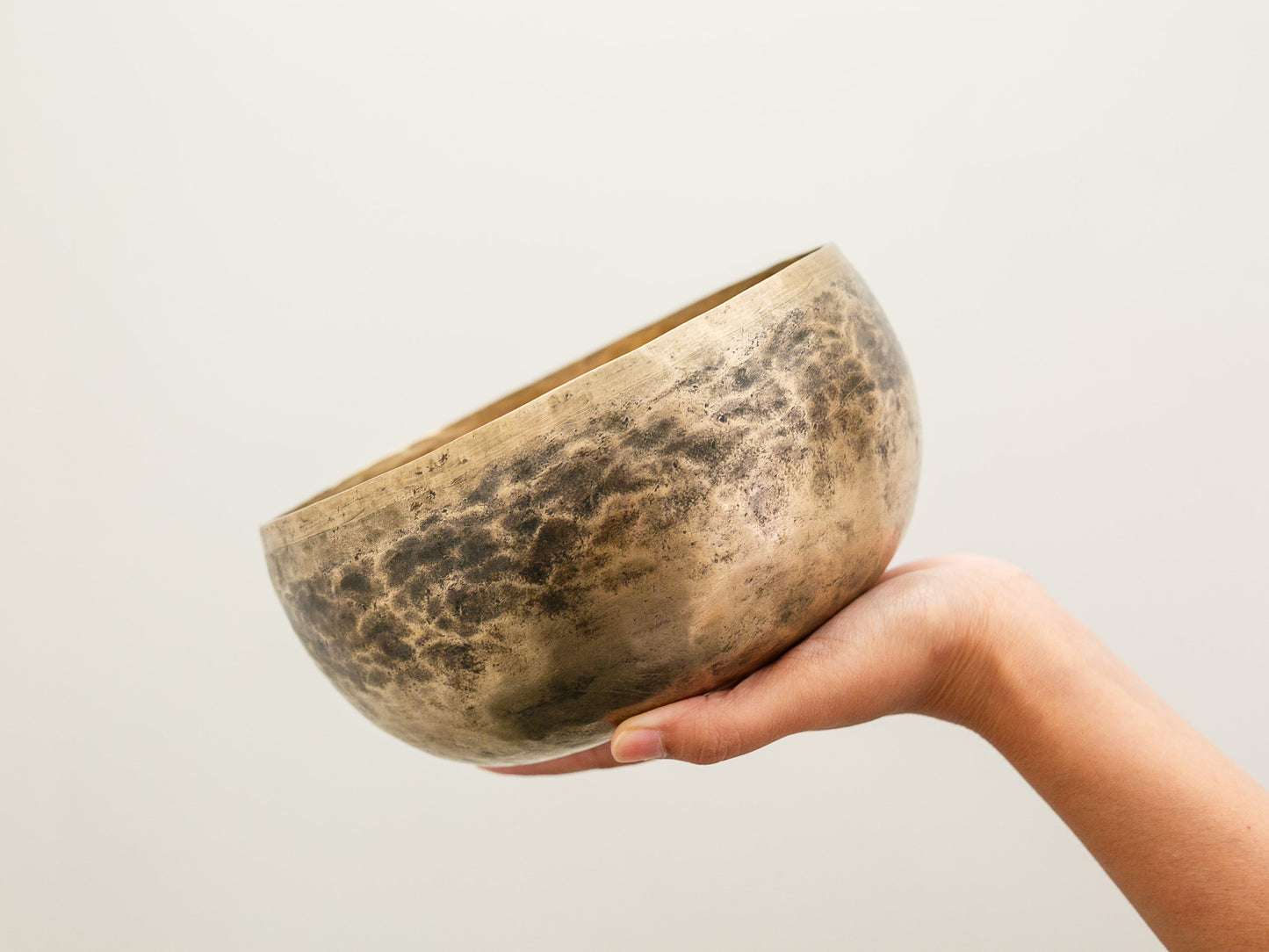 Tara Singing Bowl - Base Note C#3 (140 Hz)