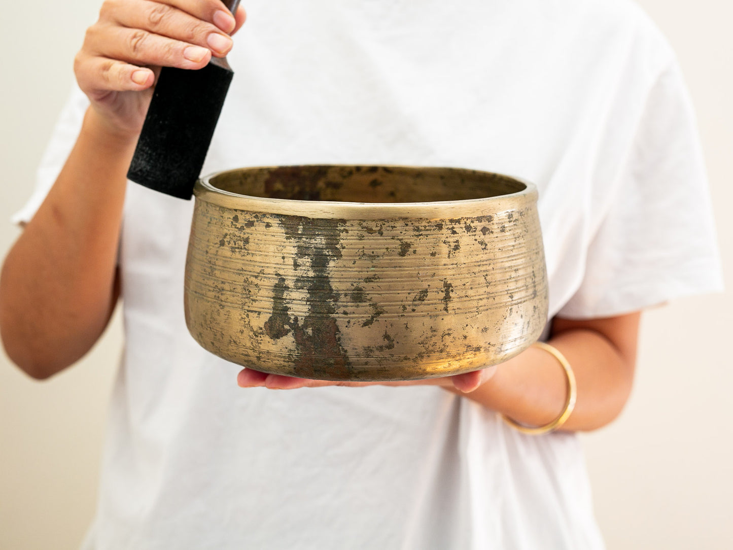 Unusual Singing Bowl D4 286 Hz