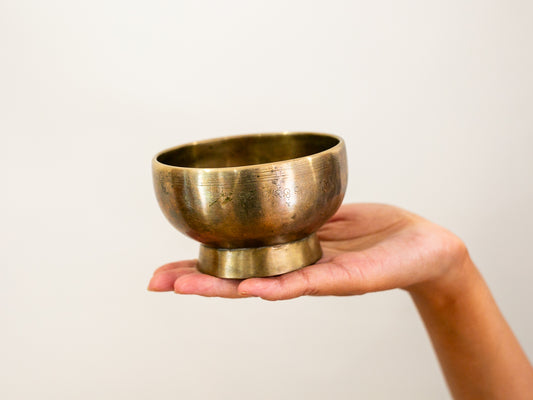 Small Pedestal Singing Bowl - Base Note C#5 546